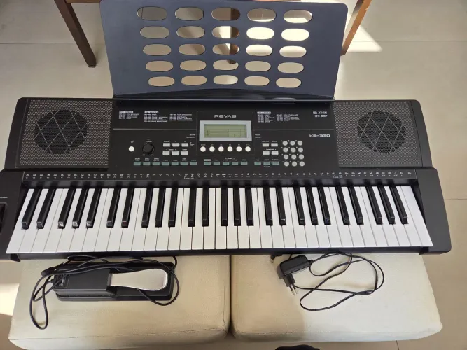 Teclado Revas KB-330 Sensitivo + Pedal Sustain + Suporte de Partitura