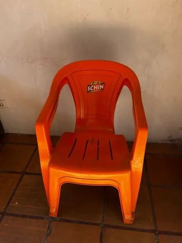 Cadeiras de plástico 