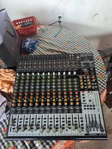 Mesa de som bem. Conservado