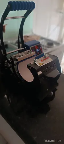 Máquina de estampar canecas