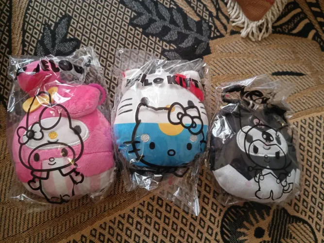 ? KIT COM 3 PELÚCIAS HELLO KITTY & AMIGOS DA BOBS?
