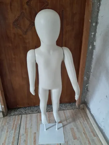 Manequim infantil com base - Usado_ semi novo 2/3 anos.