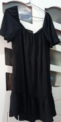 Vestido preto abaixo do joelho