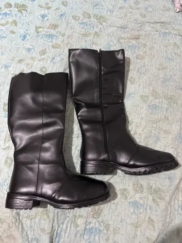 Vendo bota nova, nunca usada. ? Motivo da venda: não coube no meu pé.