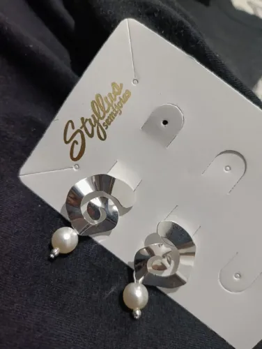 Brinco Prata Aspiral com detalhe de Pérola