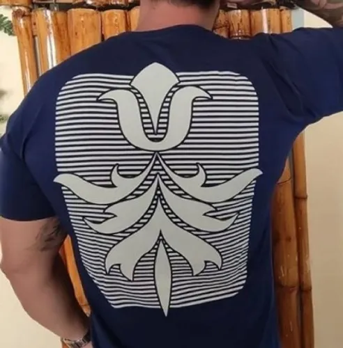 Camiseta Masculina Azul Escura Com Estampa nas Costas - 100% Algodão Egípicio