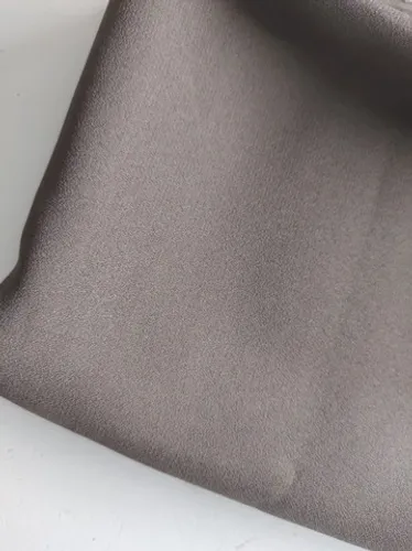 Peça de tecido de Crepe de Poliéster - na cor marrom esverdeado