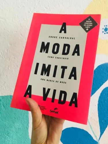 Livro  A moda Imita a vida André Carvalha