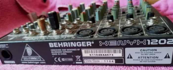 Mesa de Som Analógica Behringer Xenyx 1202-FX com efeitos