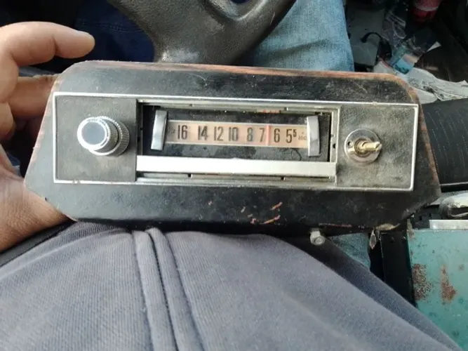 Rádio antigo de carro , só am , saída queimada.