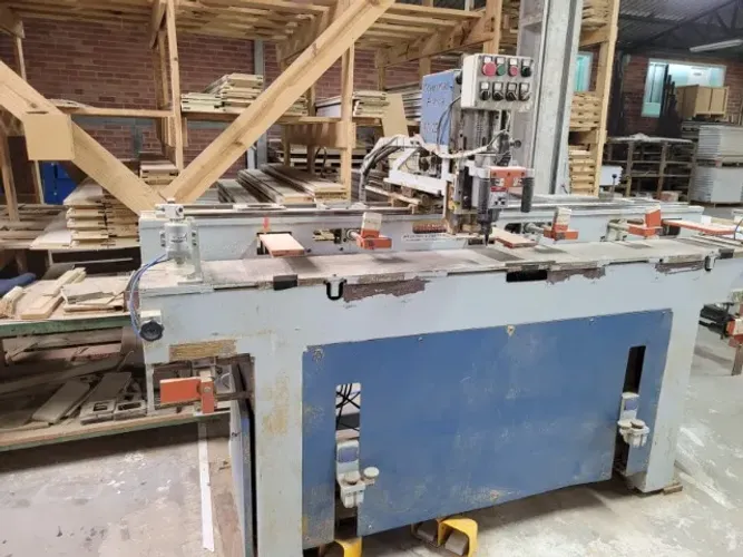 Máquina fresadora para portas e caixilhos