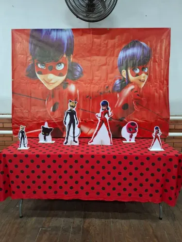 Decoração Kit Festa Ladybug: Painel, Toalha e Displays