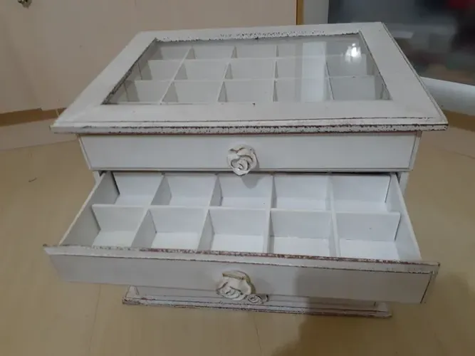 Porta joias com 5 gavetas