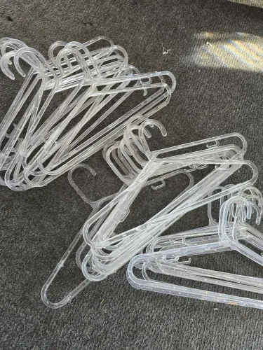 Cabides de acrilicos transparentes