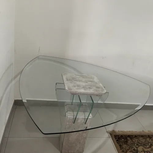 Mesa de Vidro Triangular com Base Escultural em Mármore