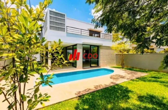Zona Sul condomínio Boulevard Ibirapuera sobrado com 3 suítes,3 salas, piscina, jardim,4 v