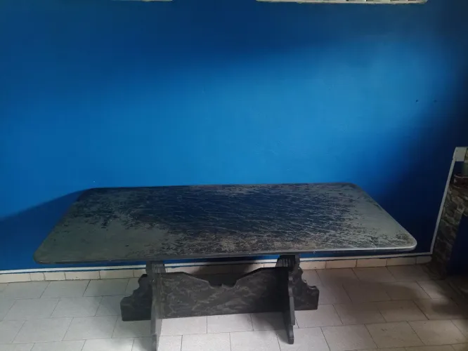 Mesa de ardósia com 6 cadeiras, 1 banco 2 MTS e 1 banco 1 MT.
