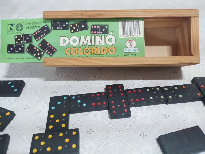 Dominó Colorido Xalingo - Estojo de Madeira 
