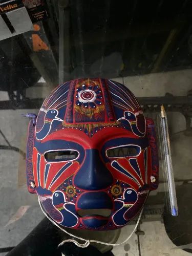 Novica máscara de parede de cerâmica pintada à mão.