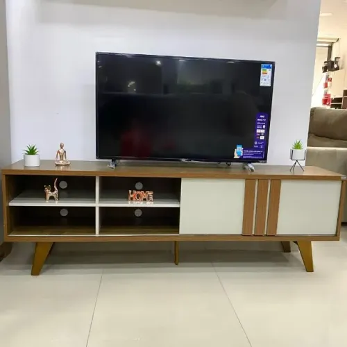 Estilo e Funcionalidade: Rack para TV em MDF Marrom Savana 180cm com Pés Off White