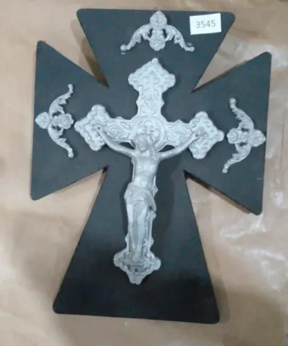CRUCIFIXO DE PAREDE EUCATEX E METAL
