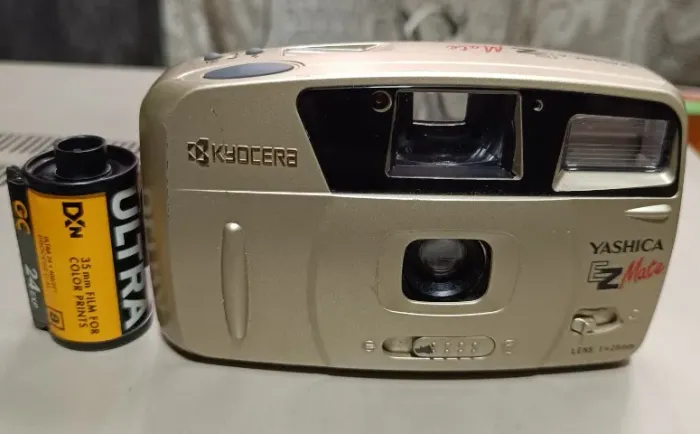 Câmera Yashica Ez Mate Analógica C/ Filme De Brinde Funcionando