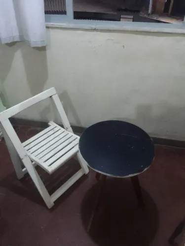 Vendo 1 mesinha junto com 1 cadeira dobrável! Medidas abaixo!