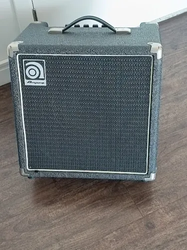 Amplificador Ampeg Bassamp Series BA-108 Transistor , para baixo de 20W cor preto 120Vac