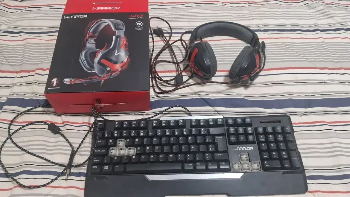 Teclado e fone ouvido  marcas Warrior