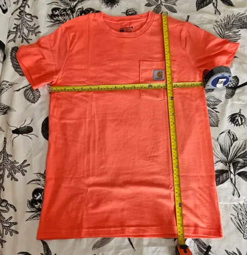Camiseta com bolso juvenil 14-16 anos Carhartt. Tenho laranja e verde.