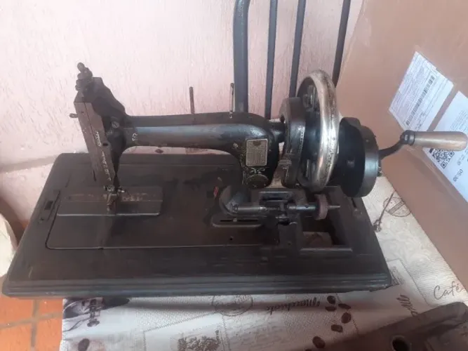 Maquina costura manivela colecionador, antiga, roda manivela, com caixa madeira