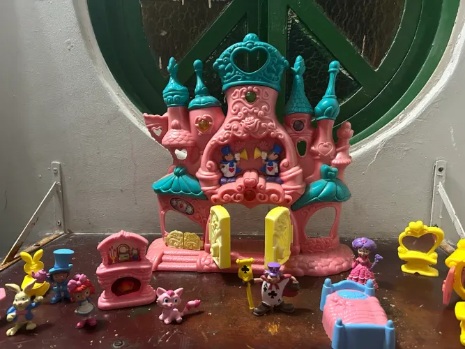 Castelo da Rainha de Copas e casa da Alice com miniaturas