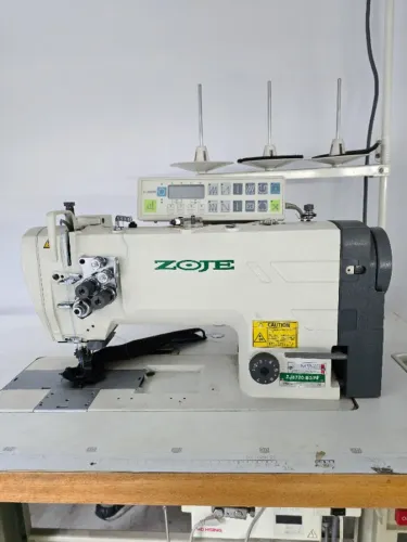 Máquina de costura industrial eletrônica com kit para prender e abrir galão de camisa polo