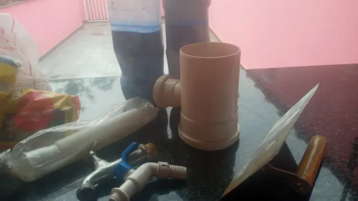 Materiais para construção: Tubos, torneiras e ferramentas
