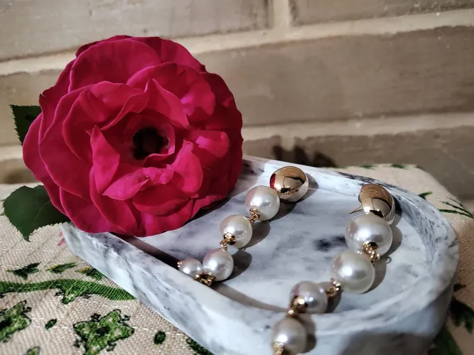 Brincos de pérolas longo com detalhes folheado em ouro 18k 