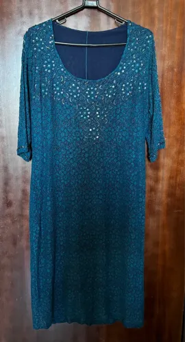 Vestido azul com detalhes brilhantes
