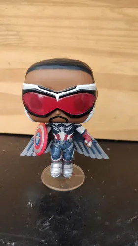 Boneco Funko Pop Marvel Capitão América 817 The Falcon and The Winter Soldier