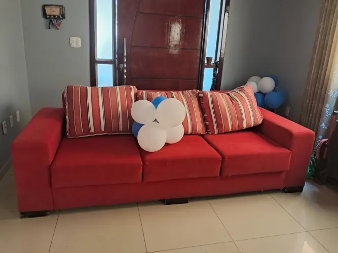 Sofá vermelho,  retrátil,  3 lugares, tecido suede ,base de madeira resistente.bem conserv