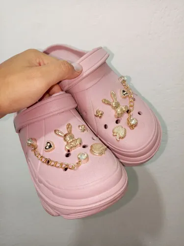 Sandália tipo CROCS com pingentes!!
