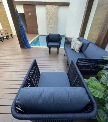 Sofá elegante em corda náutica azul