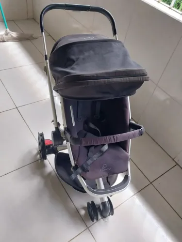 Carrinho de bebê Quinny.