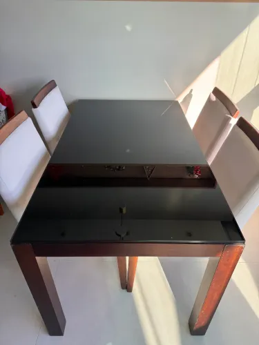 Mesa com 4 cadeiras Lar Shopping