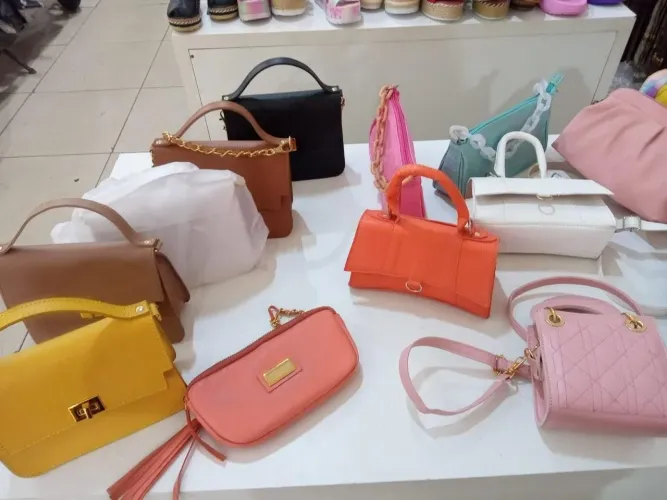 Bolsas cintos botas sandálias