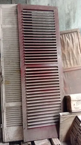 Porta de Veneziana e vidro em cedro