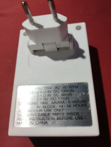 Carregador de pilhas recarregável 