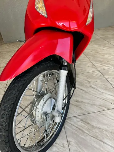 Honda Biz ES partida e pedal bem conservada