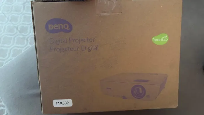 Projetor na caixa benq estado de novo 