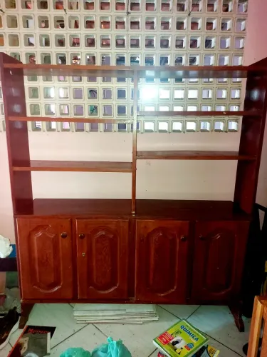 Estante de madeira com armários e prateleiras