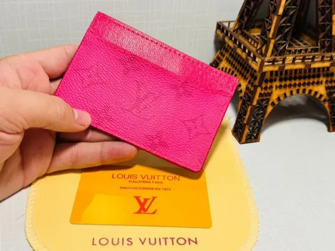 PORTA CARTÃO FEMININO UNISSEX PINK ROSA PREMIUM LINHA ITALIANA 2025 COLORS LOUIS VUITTON