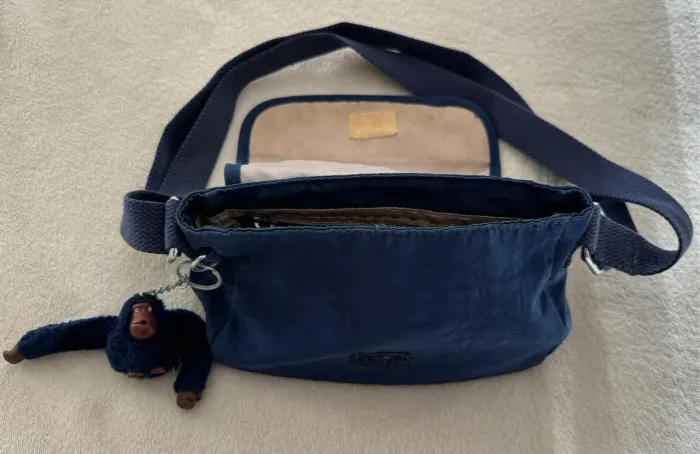 Bolsa kipling modelo sabian cor azul escuro